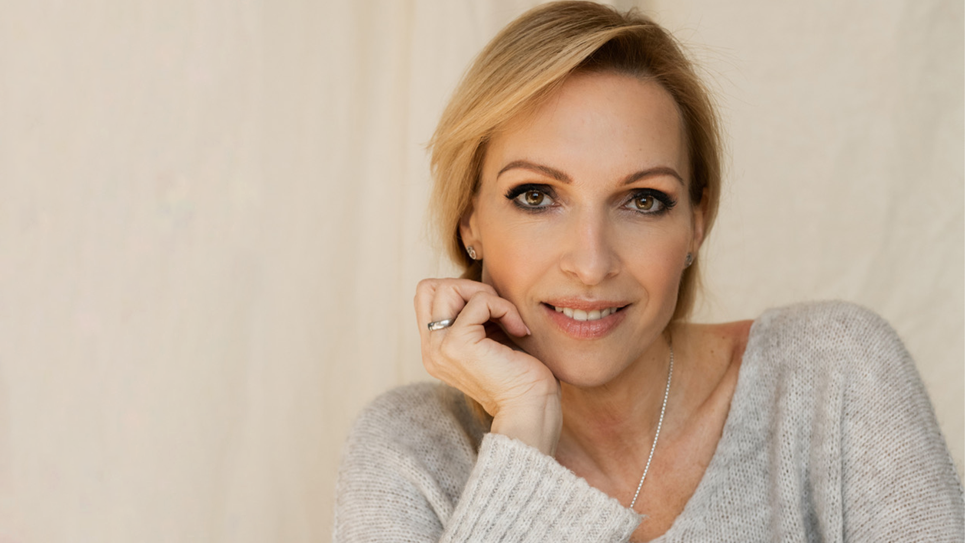 Dr. Almási Kitti: Elvarratlan szálak