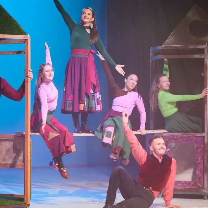 Paár Julcsi és a Fitos Dezső Társulat – Kerekutca mesejáték